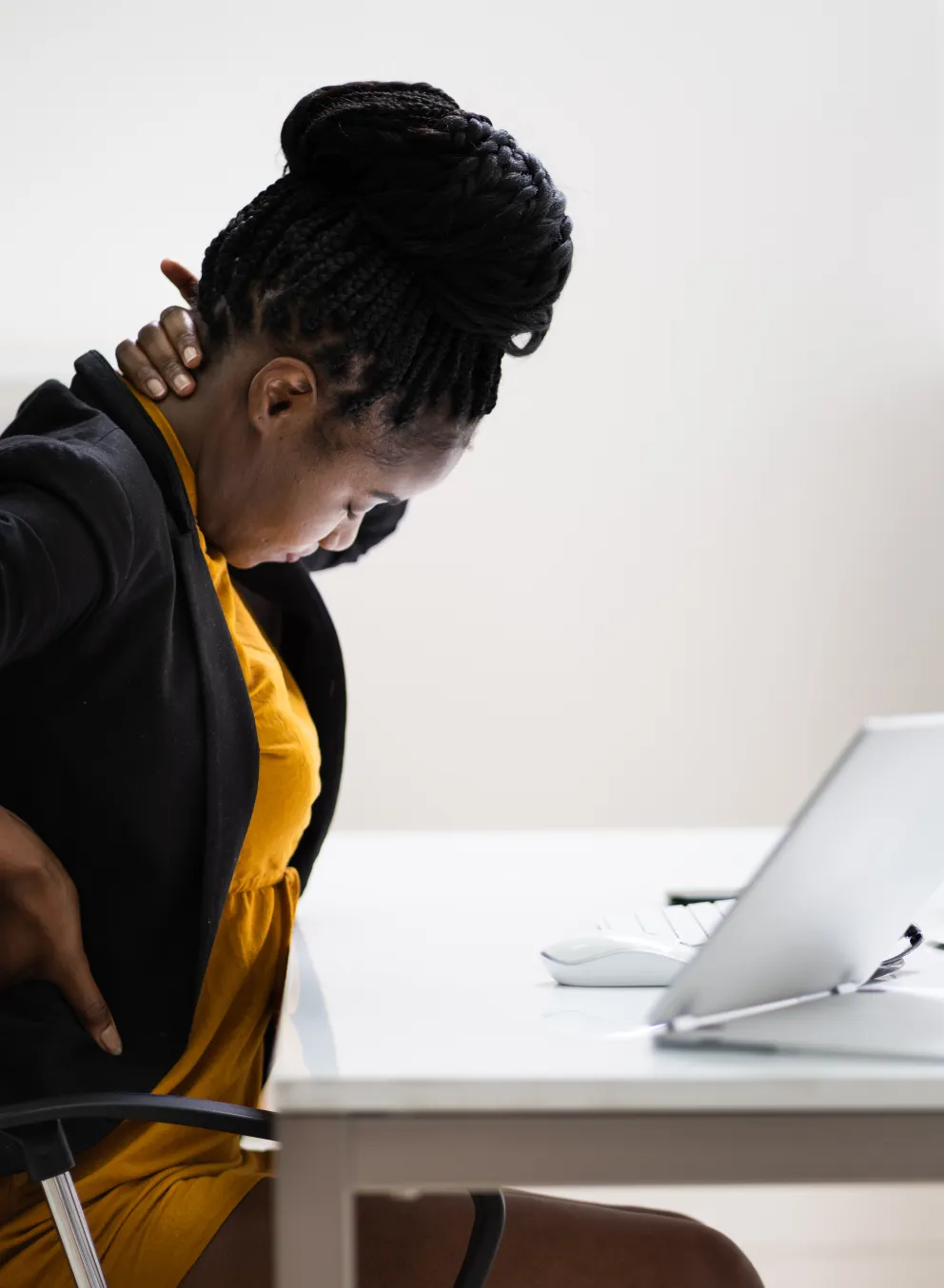 backtolivingwell_woman_backpain.