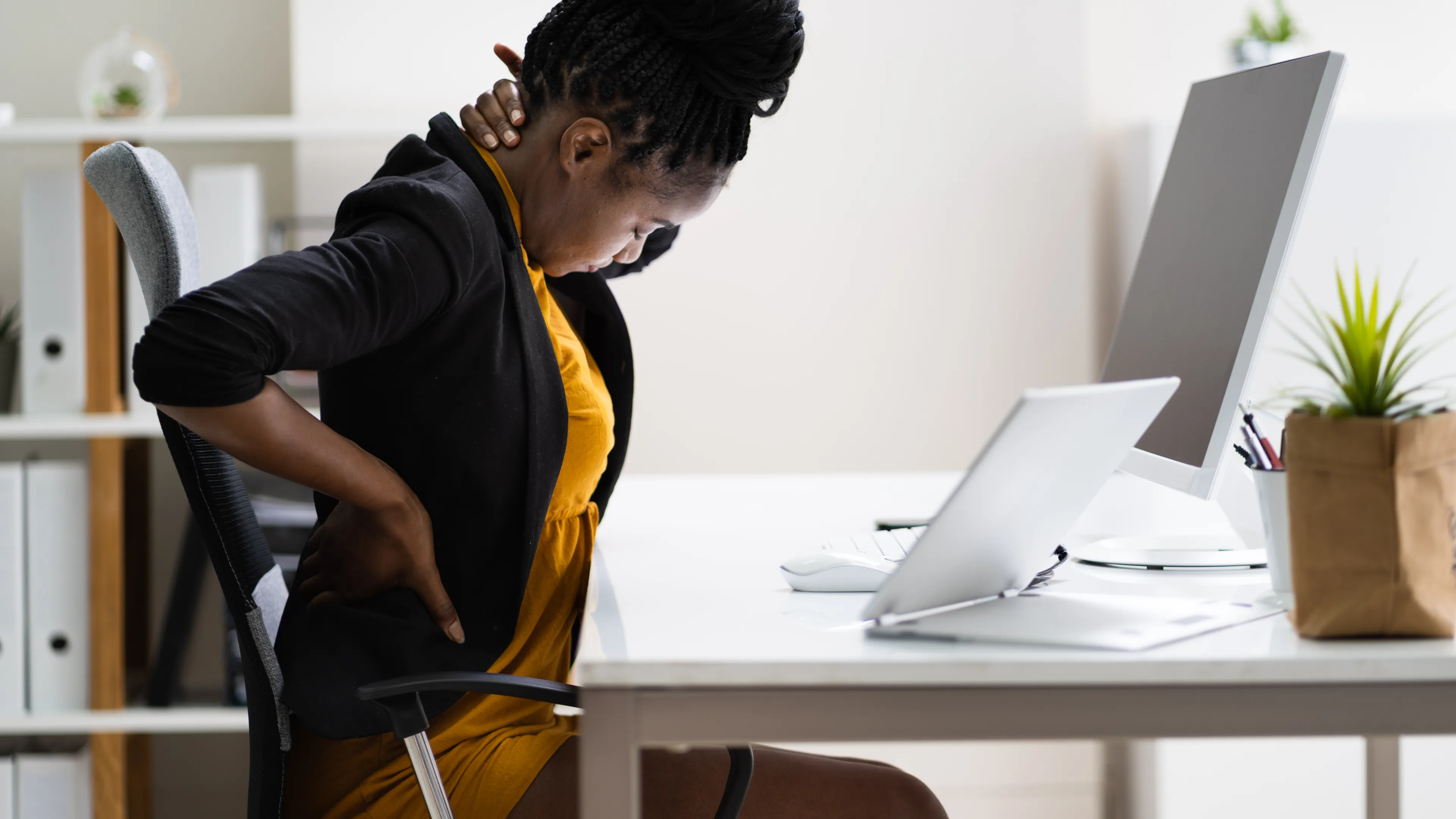 backtolivingwell_woman_backpain.